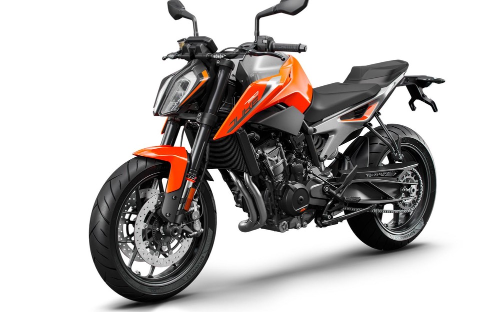  Môtô KTM 790 Duke thế hệ mới được ra mắt tại triển lãm EICMA 2017. Thông tin chính thức về giá bán của mẫu naked bike này cũng đã được tiết lộ với giá 260 triệu đồng tại thị trường Châu Âu. giá bán này đắt hơn khá nhiều so với đối thủ trực tiếp Kawasaki Z900.